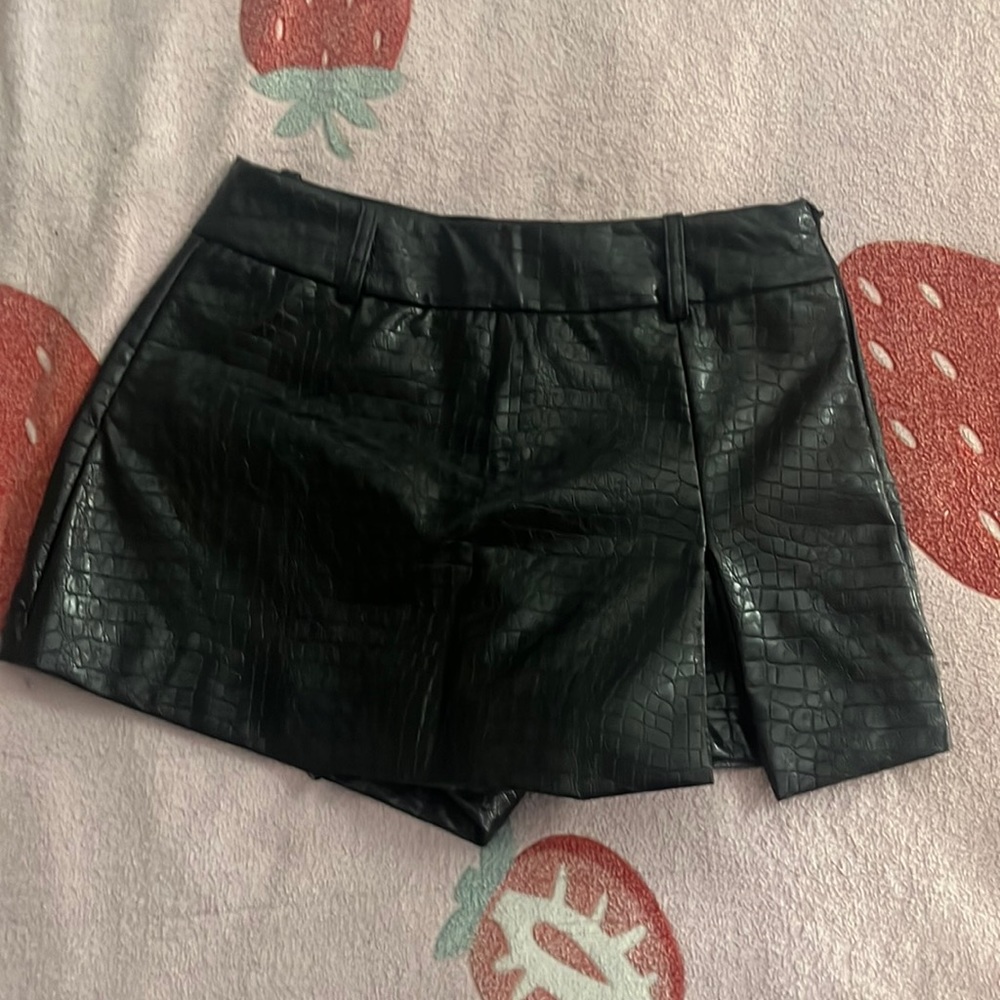 It’s from forever 21 the size is Small it’s a skirt with shorts